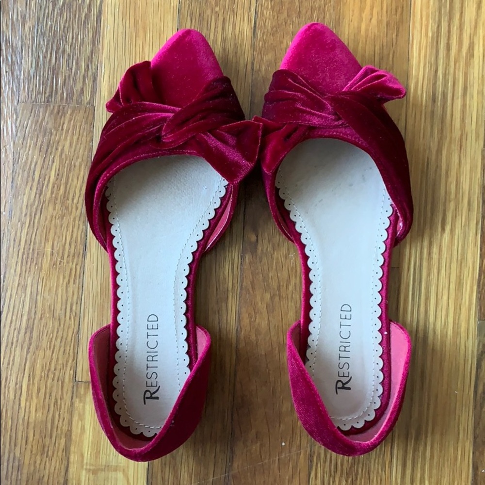Restricted velvet 2 piece flat with tie front